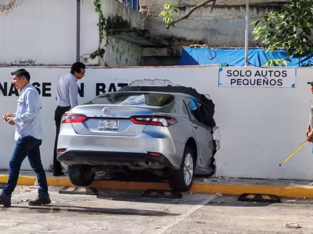 El auto quedó suspendido y fue necesaria una grúa para retirarlo.