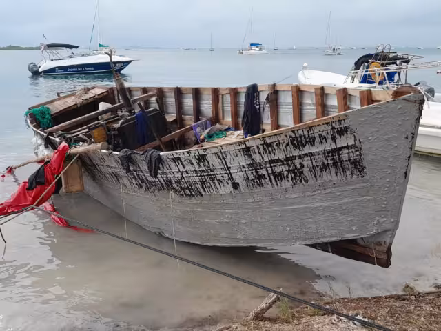 La Capitanía de Puerto de Isla Mujeres remolcó una embarcación hechiza de presuntos traficantes de indocumentados