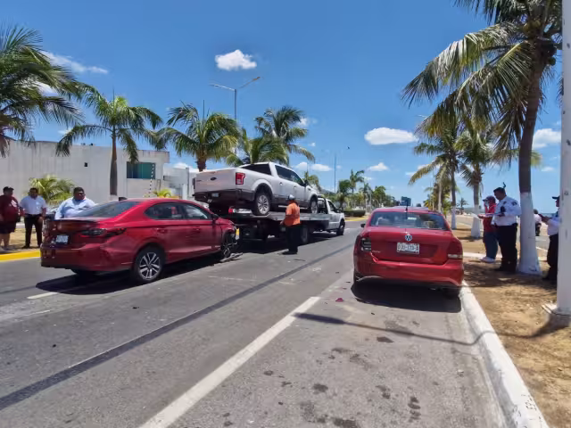 El conductor de un Honda Civic circulaba a exceso de velocidad y chocó por alcance contra una camioneta Ford Lobo.