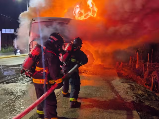 Automovilistas que transitaban por la zona notaron el siniestro y realizaron llamadas al número de emergencias 911