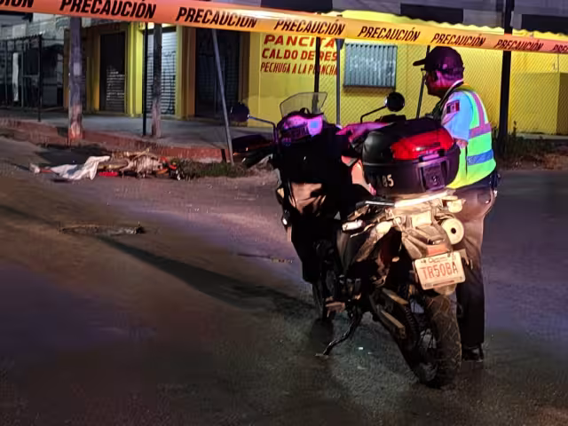 Muere motociclista en Cancún al impactarse contra una Van de transporte público