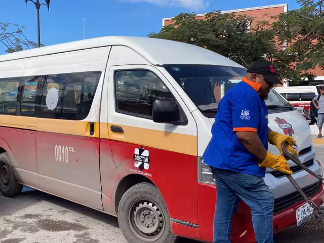 Inspección de combis en el mercado principal de Campeche