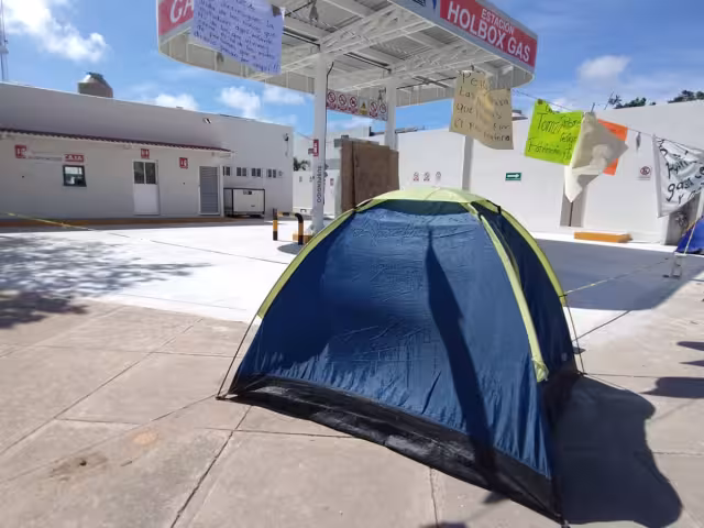Acampan en contra de gasolinera