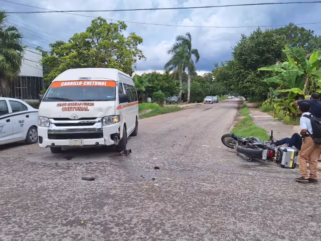 El motociclista quedó tendido sobre el pavimento.