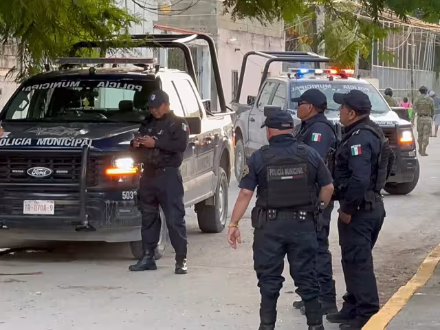 El ahora occiso presentó heridas por proyectil de arma de fuego en la cabeza, tórax y pelvis en una agresión en la Sm 67, por lo que policías llegaron a la escena del crimen