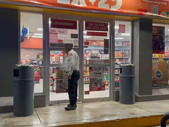 Mismos ladrones roban en el Oxxo
