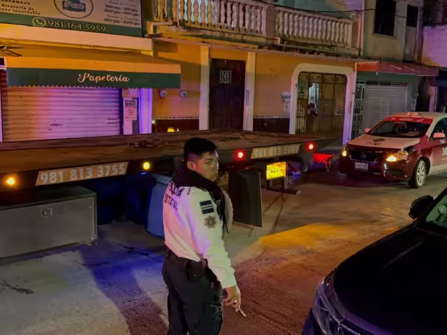 Huye taxista en Santa Lucía y pone en riesgo a ciudadanos y su vehículo