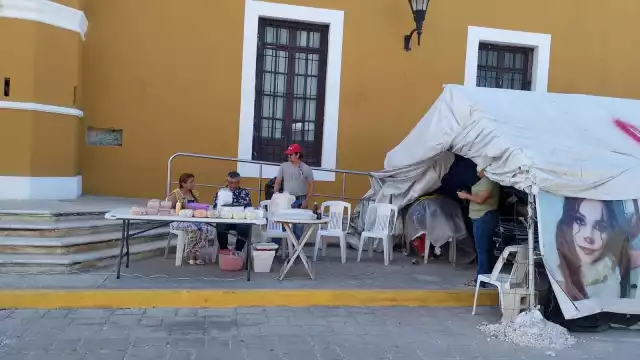 Casi un año de lucha: Extrabajadores del Ayuntamiento de Campeche reclaman derechos laborales mientras venden antojitos