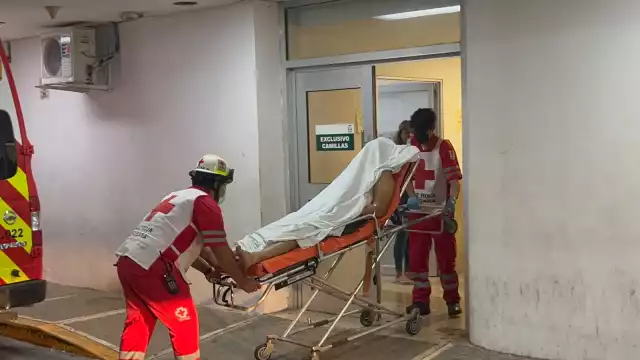 Paramédicos hicieron el traslado de emergencia de la víctima al hospital.