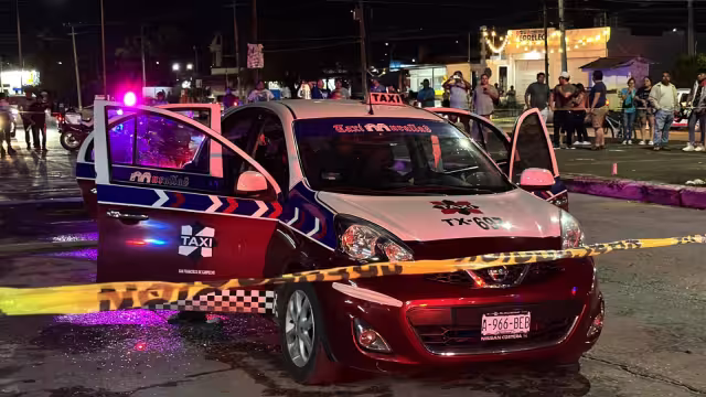 El taxi baleado en la colonia Presidentes de México tras el ataque armado.