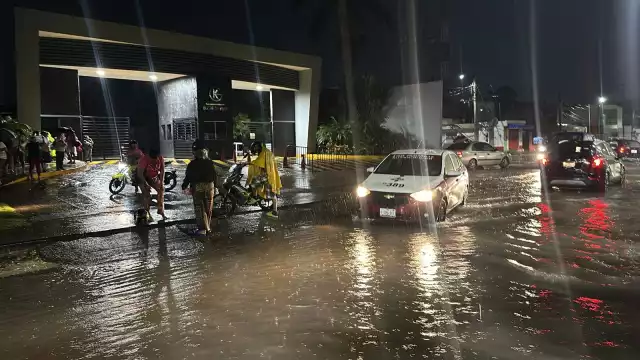 Vecinos bloquean Carretera Antigua a Hampolol