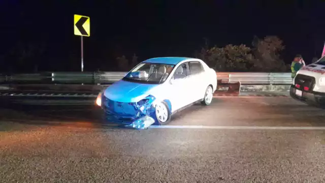 El auto sufrió daños importantes en el frente y los neumáticos.