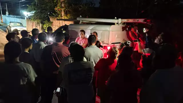 Los habitantes afectados retuvieron a los empleados de la CFE.