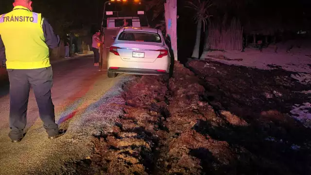 Una turista fue asegurada en la zona costera de Punta Piedra, Tulum, tras perder el control de su vehículo cerca del mar.