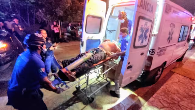 El hombre fue trasladado de emergencia a un hospital.