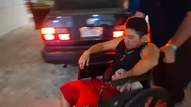 Hombre fue baleado, por presunta venganza de su vecino, y llevado en auto para ser tratado.