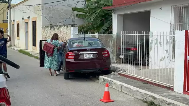 Una conductora perdió el control de su vehículo y chocó contra una vivienda en el barrio San Francisco.
