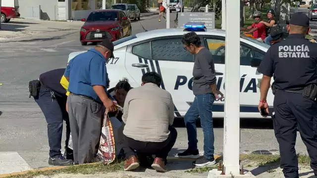 La mujer derrapó varios metros hasta chocar contra el camellón central