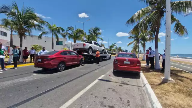 El conductor de un Honda Civic circulaba a exceso de velocidad y chocó por alcance contra una camioneta Ford Lobo.
