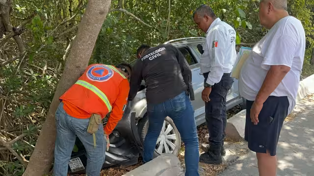 Auto termina en el manglar de la costera tras percance de conductora