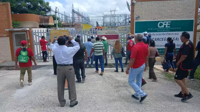 Pobladores de Venustiano Carranza se plantan frente a la Subestación de la CFE en Escárcega