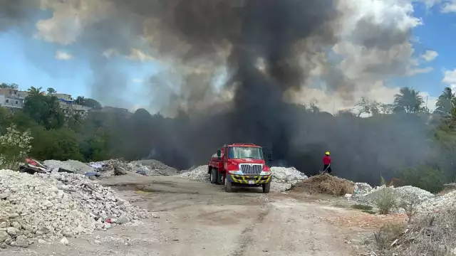 Bomberos sofocan incendio en Polvorín causado por basura y botellas de vidrio