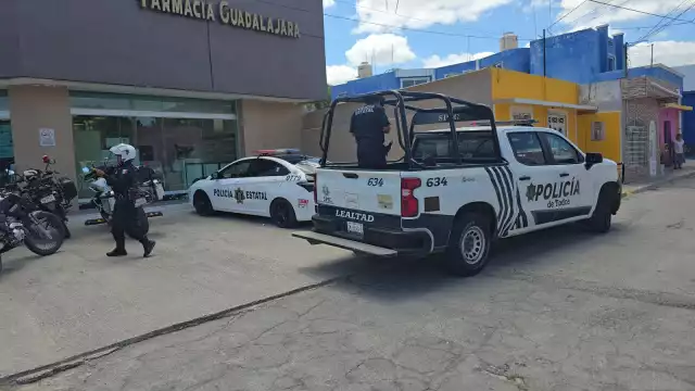 Un adulto mayor fue detenido tras ser acusado de robar en una sucursal de Farmacias Guadalajara.