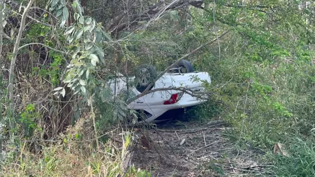 Una mujer perdió el control de su vehículo en la carretera Campeche–Chiná y volcó fuera del camino.