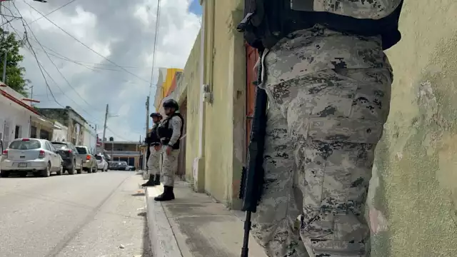 Elementos de la Guardia Nacional resguardan el predio de Daniel Barreda Pavón en el barrio de San Francisco