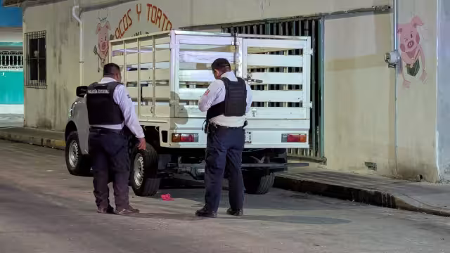 Elementos policiacos lograron recuperar la camioneta de redilas con reporte de robo.