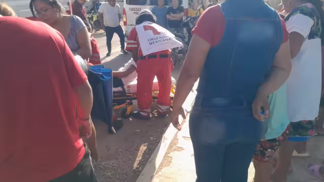 Taxi frena, moto no: estudiantes terminan en el hospital en Santa Cruz Pueblo