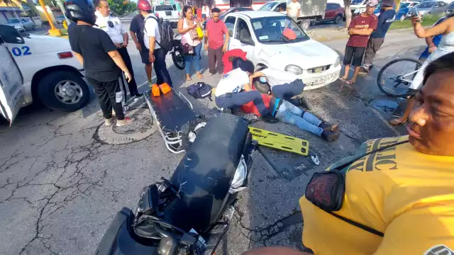 Motociclista es trasladado a emergencias por posible fractura de cráneo en Cancún