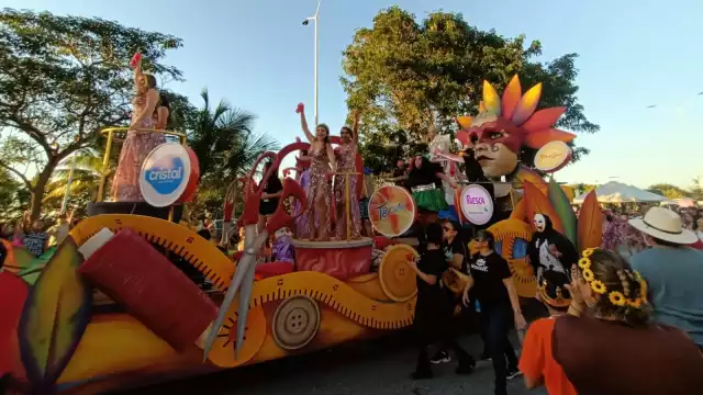 Campechanos derrochan alegría durante el Bando de Carnaval