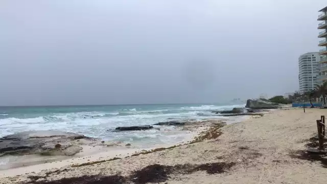 El mar de la playa de Cancún presentaba un oleaje importante, por lo que se decidió colocar las banderas rojas