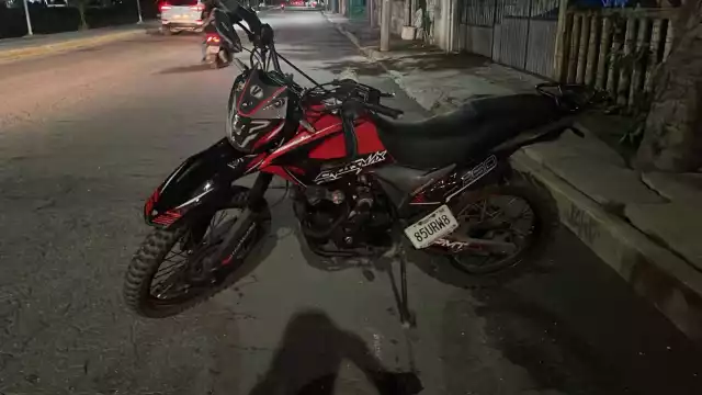 Un motociclista resultó lesionado al derrapar en la avenida Ruta 5 de Cancún durante la madrugada.