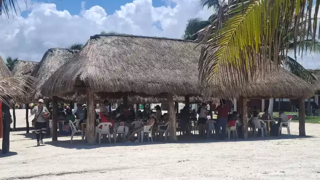 Turistas y locales abarrotan playas y piscinas en el verano 2025