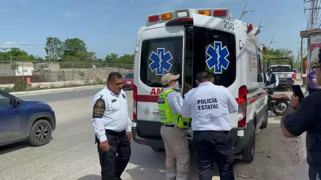 La mujer pasajera sufrió fracturas en una pierna y fue llevada al hospital.
