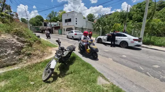 Pareja en moto embiste auto y escapa del lugar; logran acuerdo extrajudicial