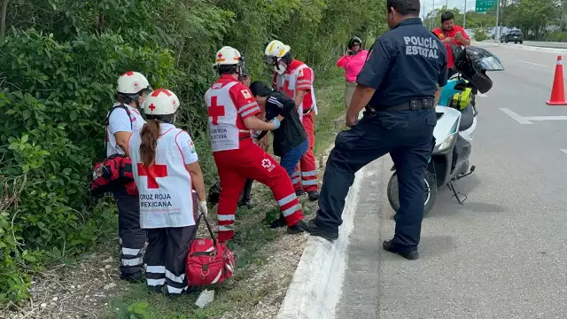 Una motociclista resultó lesionada en un accidente ocurrido en la avenida Costera de Campeche.