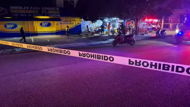 Asesinan a taquero frente a sus clientes; al lugar asistieron paramédicos
