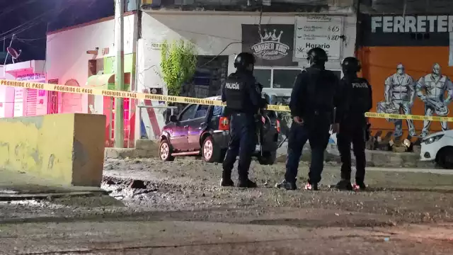 La zona fue acordonada por policías debido a que la persona falleció en la calle, lo que reportaron al Ministerio Público.