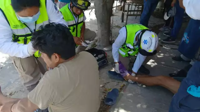 Dos motocicletas chocaron en la colonia Esperanza, Escárcega, dejando dos jóvenes lesionados.