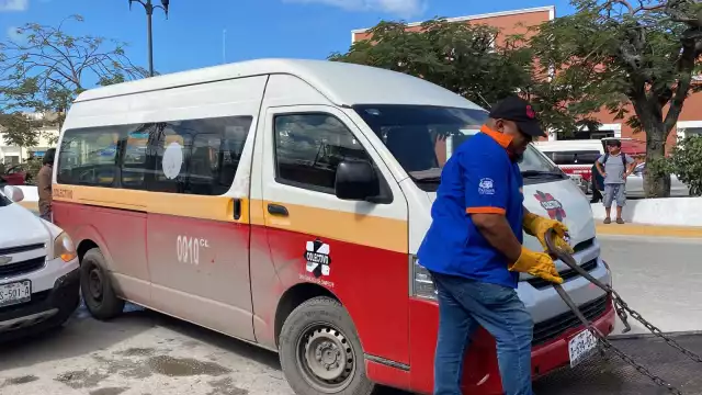 Inspección de combis en el mercado principal de Campeche