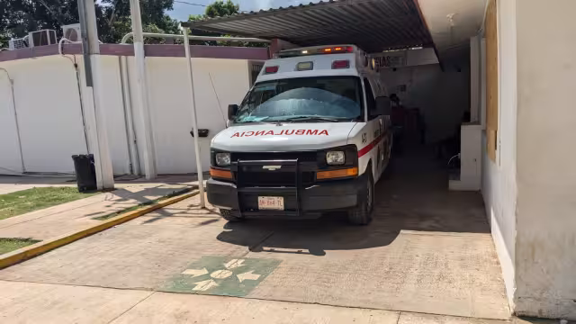 Hombre en José María Morelos se estampó al intentar manejar ebrio.