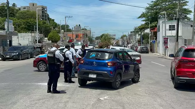 Conductora de auto compacto choca contra taxi en avenida Colosio por no medir distancia al girar.