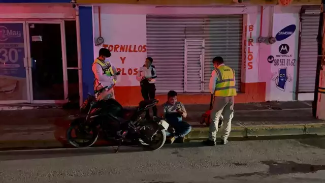 Paramédicos auxilian a motociclista que chocó en estado de ebriedad