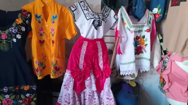 Artesanas del centro cultural y artesanal Enrique Herrera Marín, en Dzitbalché, exponen prendas típicas campechanas.