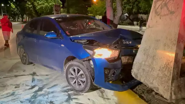 Se proyectó contra el monumento a los exgobernadores, destruyendo su auto.