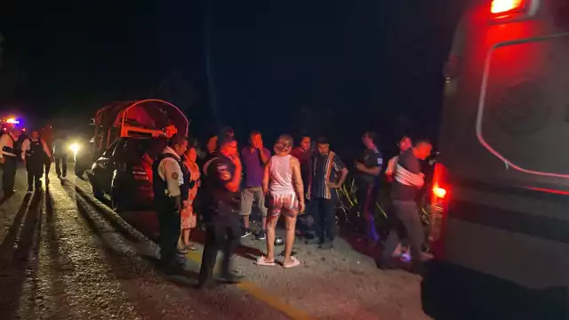 Familia y tripulantes resultan heridos tras carambola en carretera Campeche–Hopelchén