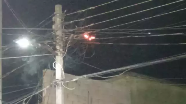 El fuego comenzó al chocar dos cables.